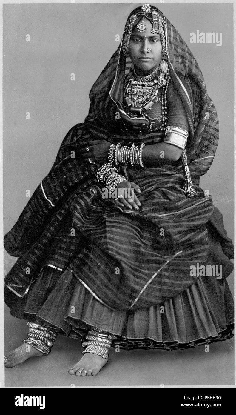 La photo montre un jeune noble femme portant une courtdress avec couvre-tête, bras, poignet, également et bandes de cheville, doigt et orteil bagues, nez piercing, et un large collier. L'Inde 1890-1923 Banque D'Images