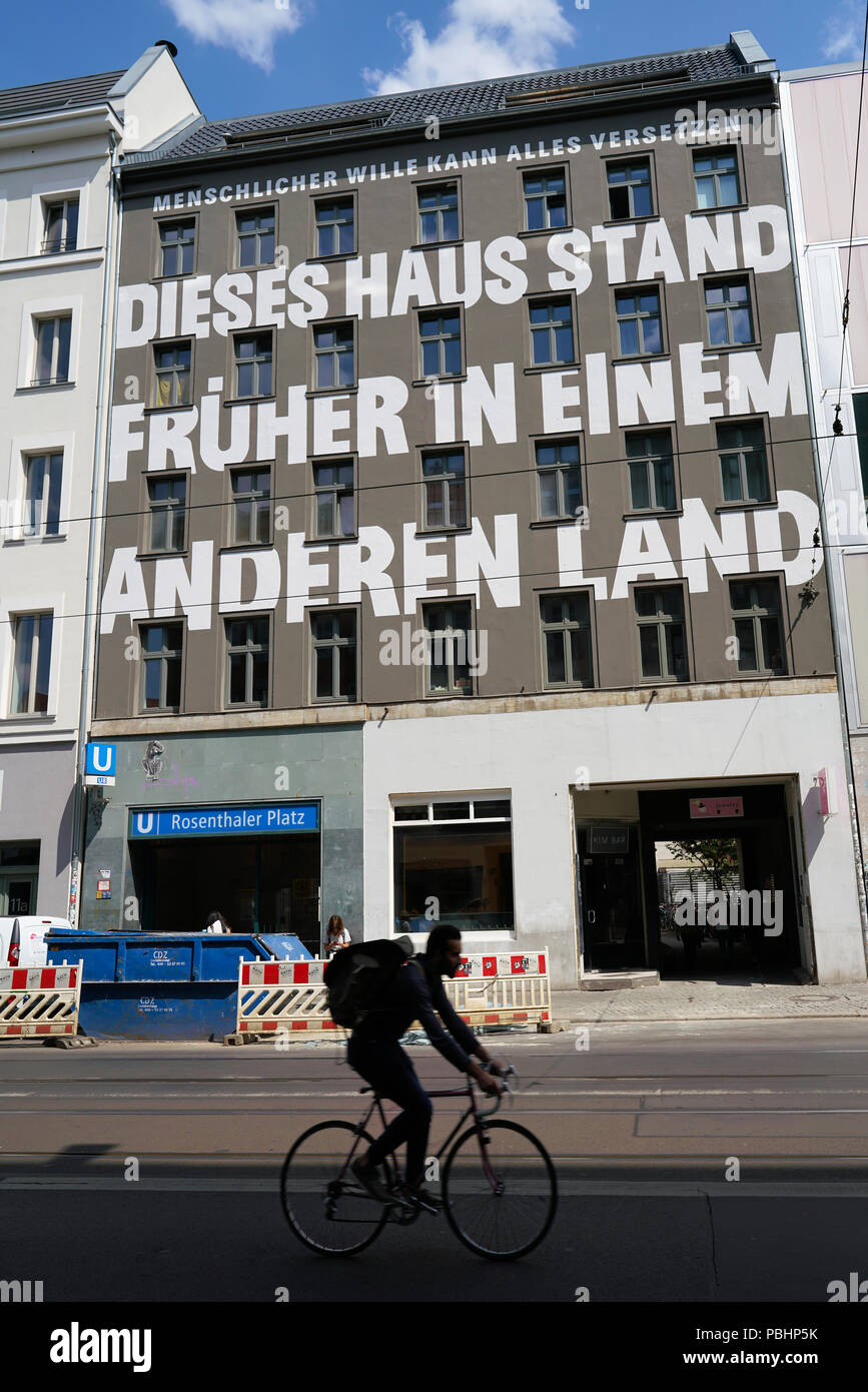 Immeuble résidentiel à Berlin avec les mots "la chambre se trouvaient dans un autre pays' Banque D'Images