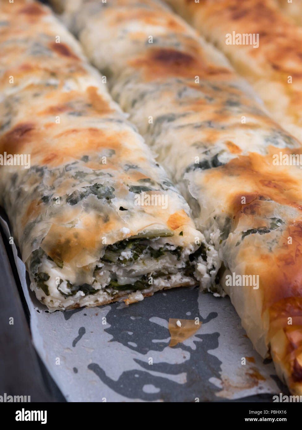 Tarte aux épinards et au fromage frais dans la lèchefrite close up Banque D'Images