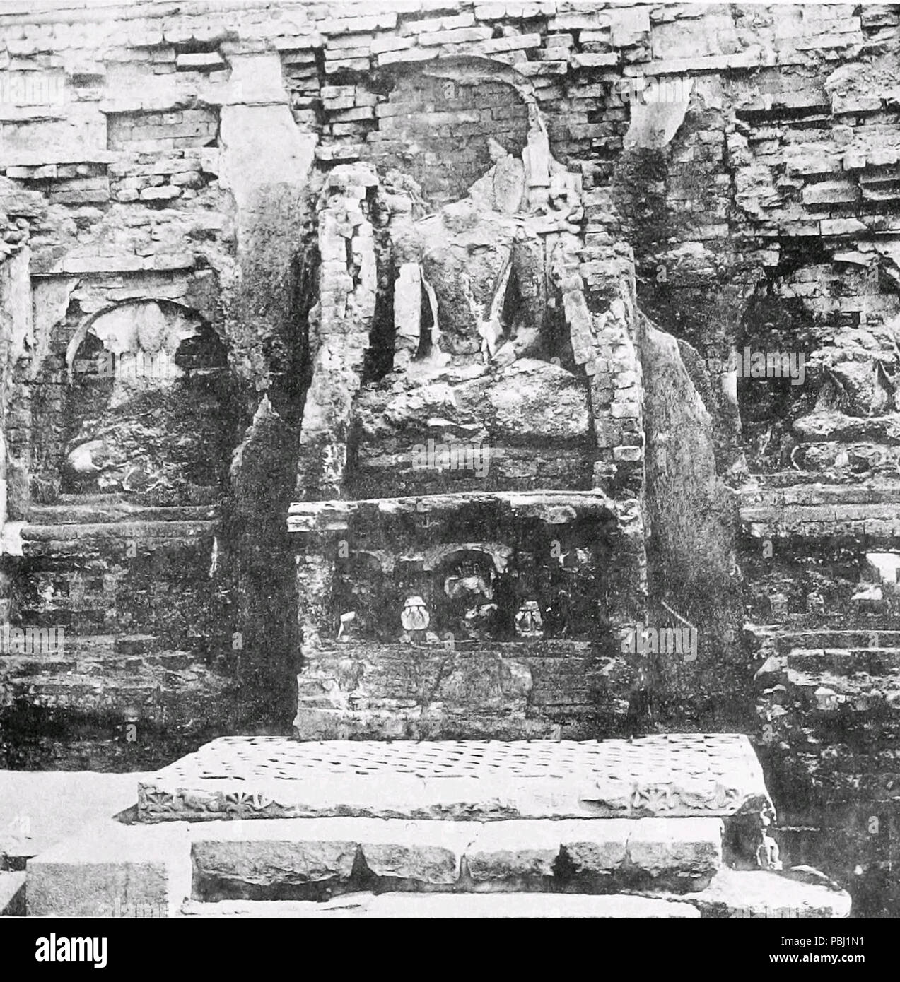 1799 Vajrasana sous Buddha statue Banque D'Images