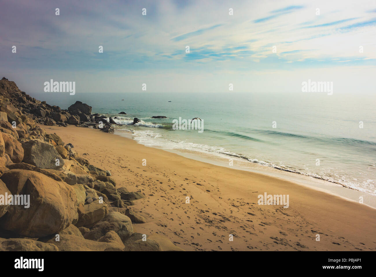 Vue côtière d'une plage de sable le long de la Pacific Coast Highway, Point Mugu, Californie Banque D'Images