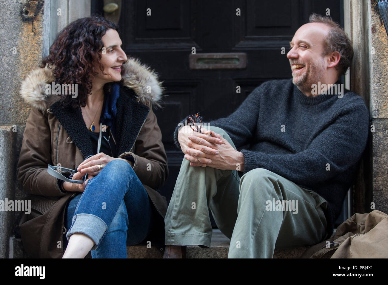 DATE DE SORTIE : Janvier 18, 2018 Title : Vie Privée STUDIO : MGM Directeur : Tamara Jenkins PLOT : Un auteur (Hahn) est l'objet de multiples traitements de fertilité pour tomber enceinte, mettant sa relation avec son mari (Giamatti) sur le bord. Avec : TAMARA JENKINS, Paul Giamatti sur le plateau. (Crédit Image : ©/Netflix Entertainment Photos) Banque D'Images