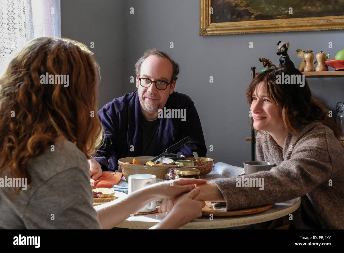 DATE DE SORTIE : Janvier 18, 2018 Title : Vie Privée STUDIO : MGM Directeur : Tamara Jenkins PLOT : Un auteur (Hahn) est l'objet de multiples traitements de fertilité pour tomber enceinte, mettant sa relation avec son mari (Giamatti) sur le bord. Avec : Paul Giamatti comme Richard, KATHRYN HAHN comme Rachel, KAYLI CARTER comme Sadie. (Crédit Image : ©/Netflix Entertainment Photos) Banque D'Images