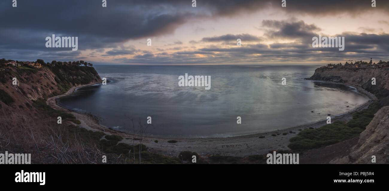 L'exposition longue panorama de hautes falaises de Lunada Bay avec des vagues se briser sur la rive après le coucher du soleil, Palos Verdes Estates, Californie Banque D'Images
