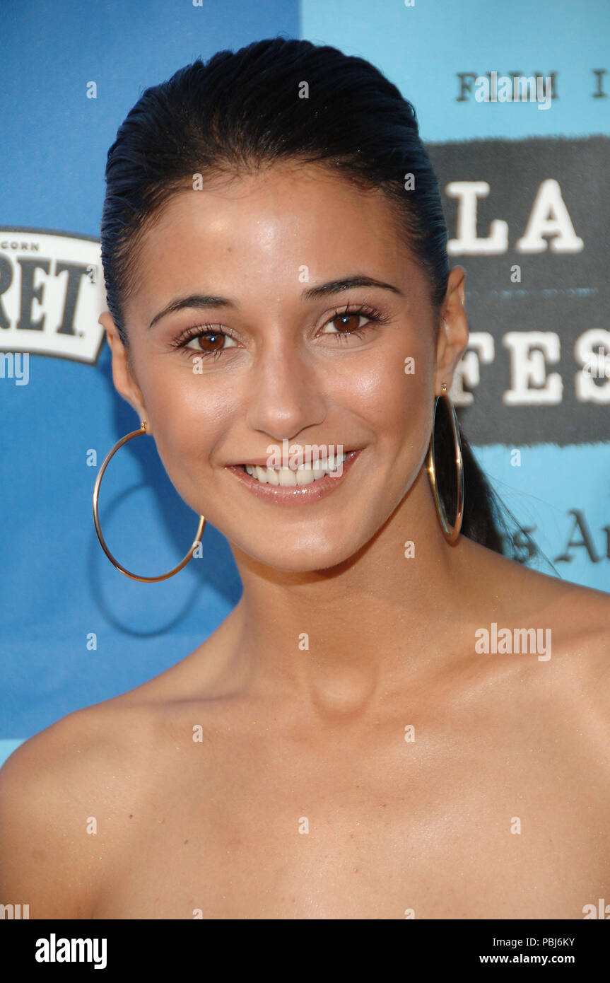 Emmanuelle Chriqui (Entourage), en arrivant à l'Ira et Abby en première mondiale au Festival de Théâtre de Westwood à Los Angeles. 23 juin 2006.ChriquiEmmanuelle018 Red Carpet Event, Vertical, USA, Cinéma, Célébrités, photographie, Bestof, Arts, Culture et divertissement, Célébrités Topix fashion / Vertical, Best of, événement dans la vie d'Hollywood, Californie - Tapis rouge et en backstage, USA, Cinéma, Célébrités, cinéma, télévision, Célébrités célébrités musique, photographie, Arts et culture, Bestof, divertissement, Topix headshot, vertical, une personne, à partir de l'an 2006, enquête tsuni@G Banque D'Images