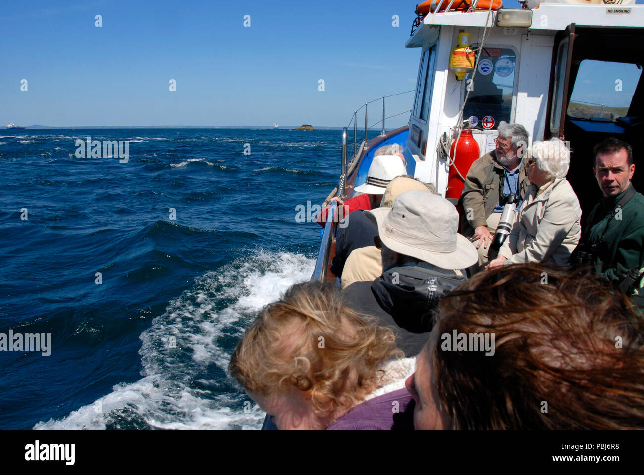 Passagers à bord de petits bateaux de mer, Voyage, St Brides Bay, Pays de Galles Banque D'Images