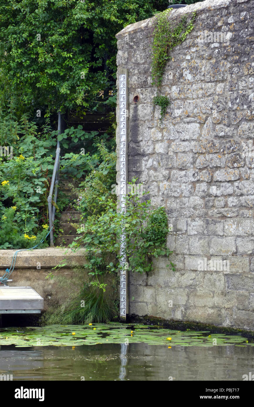Toise à côté de pont sur la rivière Medway, Kent, Angleterre, pour afficher la profondeur/hauteur de l'eau d'inondation Banque D'Images