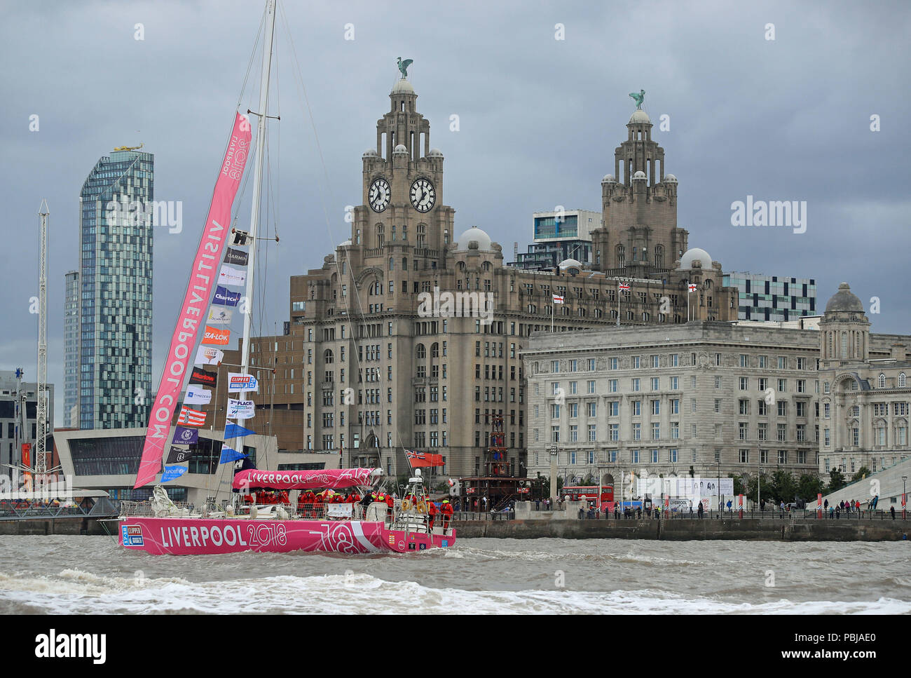 L'équipe Liverpool 2018 arrive à la ligne d'arrivée après une « finale » pour terminer la Clipper 2017-2018 Round the World Yacht Race devant le Royal Albert Dock de Liverpool. Banque D'Images