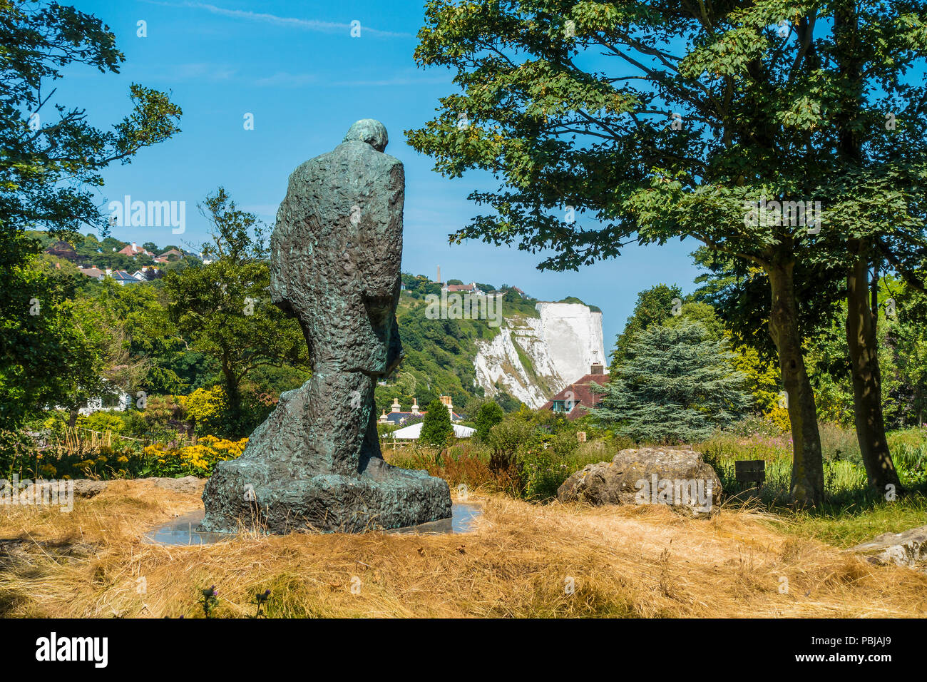 Statue par Oscar Nemon Winston Churchill,pins,jardin,St Margarets Bay,Dover Kent,à la recherche vers les falaises blanches de Douvres Banque D'Images