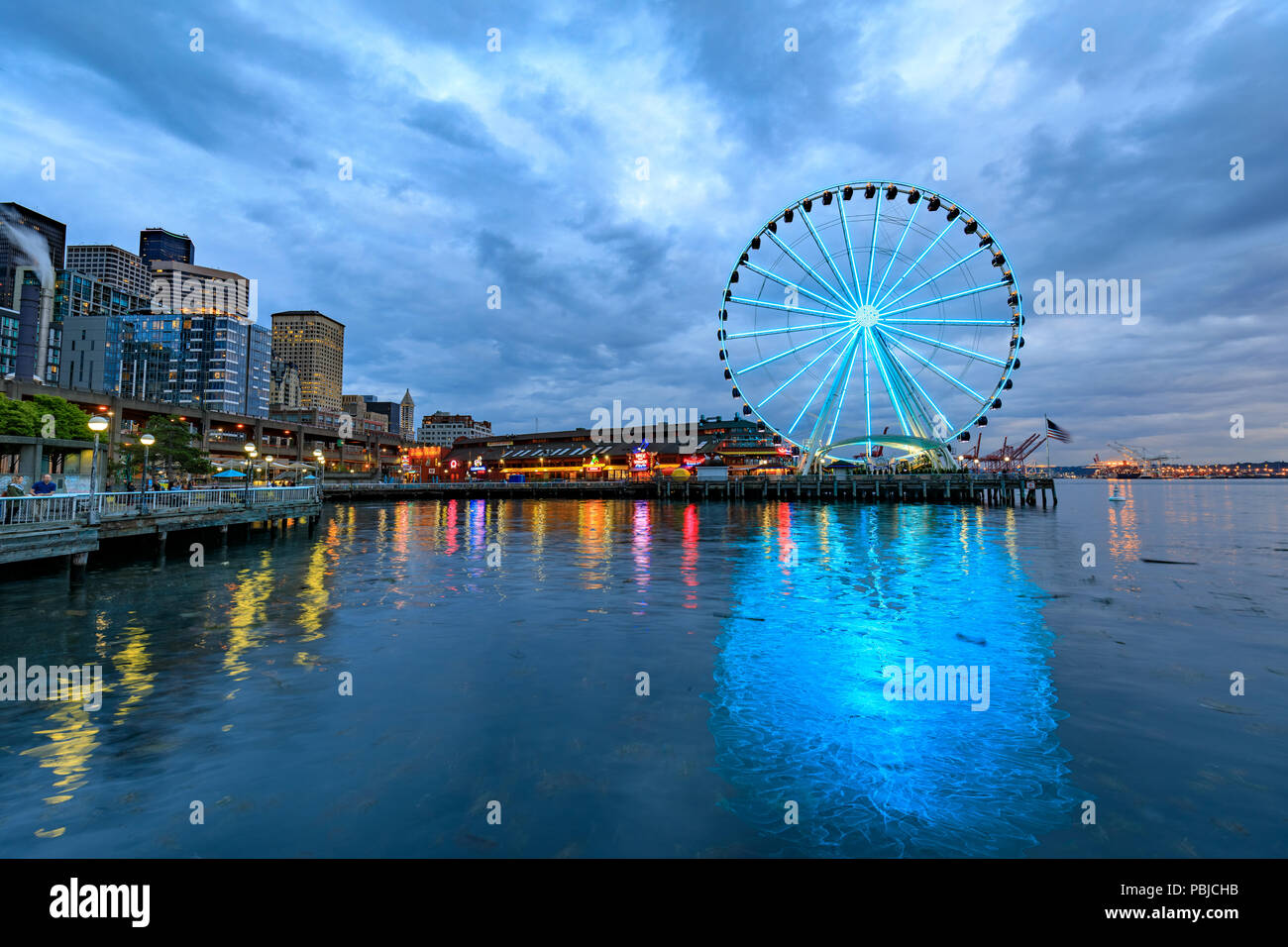 Seattle, Washington - 30 juin 2018 : Seattle skyline, le bord de l'eau et grande roue Banque D'Images
