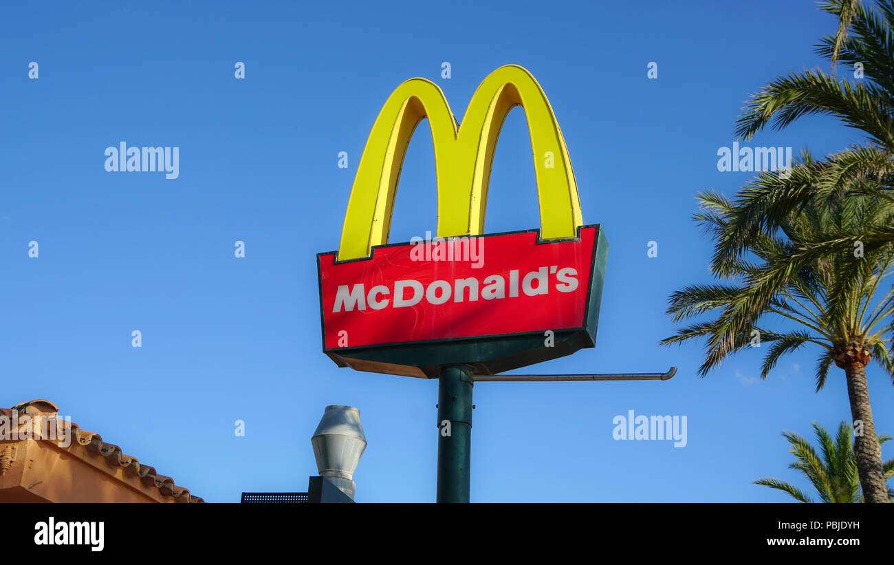 Restaurant McDonald's signe. Le logo de McDonald's. Banque D'Images