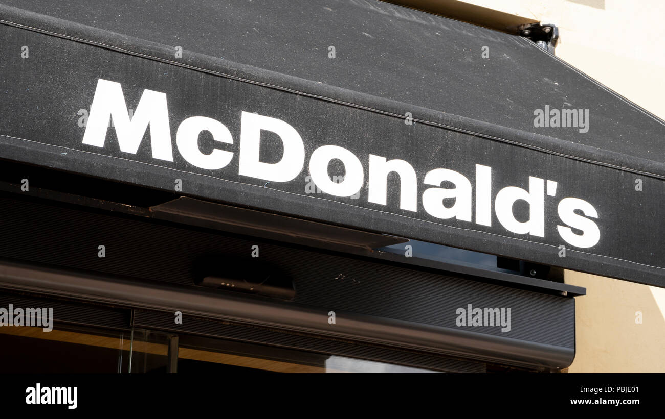 Restaurant McDonald's signe. Le logo de McDonald's. Banque D'Images