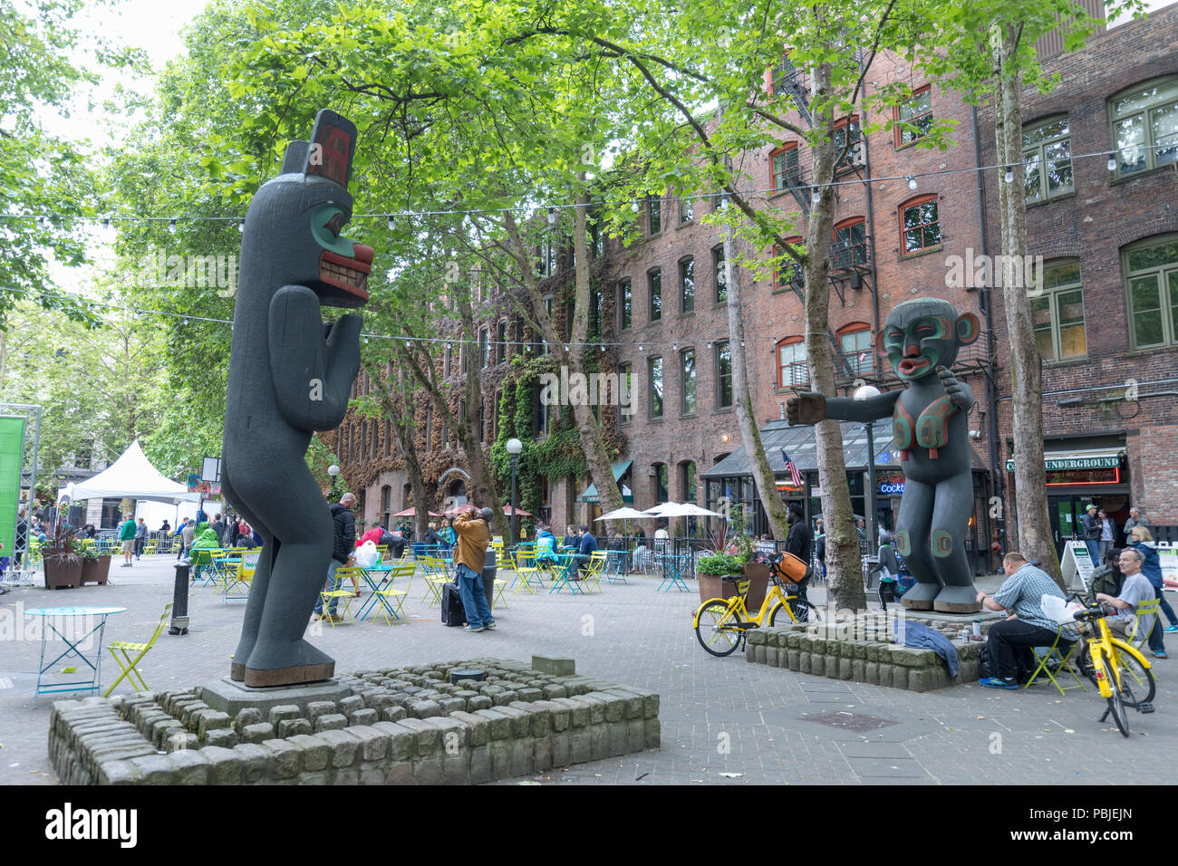 Seattle, Washington - 30 juin 2018 : Pioneer Square Plaza dans le centre-ville de Seattle, Washington, avec pergola et fer Totem Indien Tlingit Banque D'Images