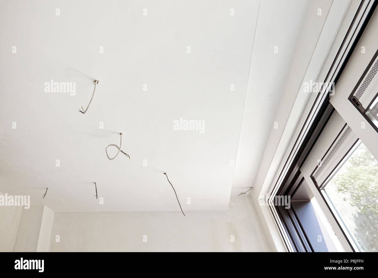 Portes coulissantes en verre et rénové, plafond, avant de peindre le mur  Photo Stock - Alamy