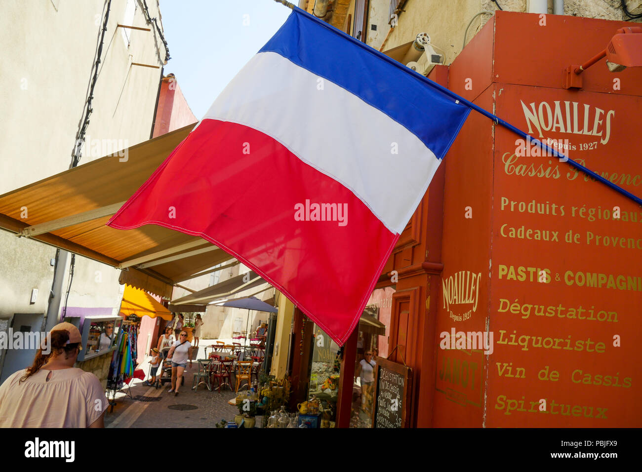 Drapeau français sur une vitrine, Cassis, Bouches-du-Rhône, France Banque D'Images