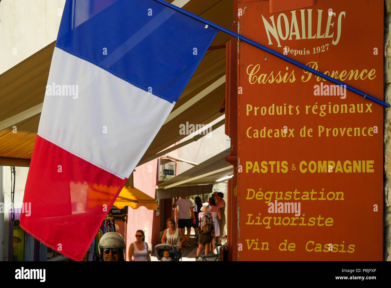 Drapeau français sur une vitrine, Cassis, Bouches-du-Rhône, France Banque D'Images