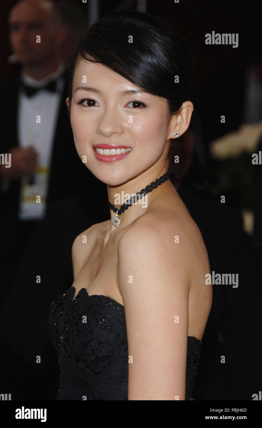 Zhang Ziyi arrivant à la 78e annuelle des Academy Awards au Kodak Theatre à Hollywood March 5th, 2006. ZhangZiyi205 Red Carpet Event, Vertical, USA, Cinéma, Célébrités, photographie, Bestof, Arts, Culture et divertissement, Célébrités Topix fashion / Vertical, Best of, événement dans la vie d'Hollywood, Californie - Tapis rouge et en backstage, USA, Cinéma, Célébrités, cinéma, télévision, Célébrités célébrités musique, photographie, Arts et culture, Bestof, divertissement, Topix headshot, vertical, une personne, à partir de l'an 2006, enquête tsuni@Gamma-USA.com Banque D'Images