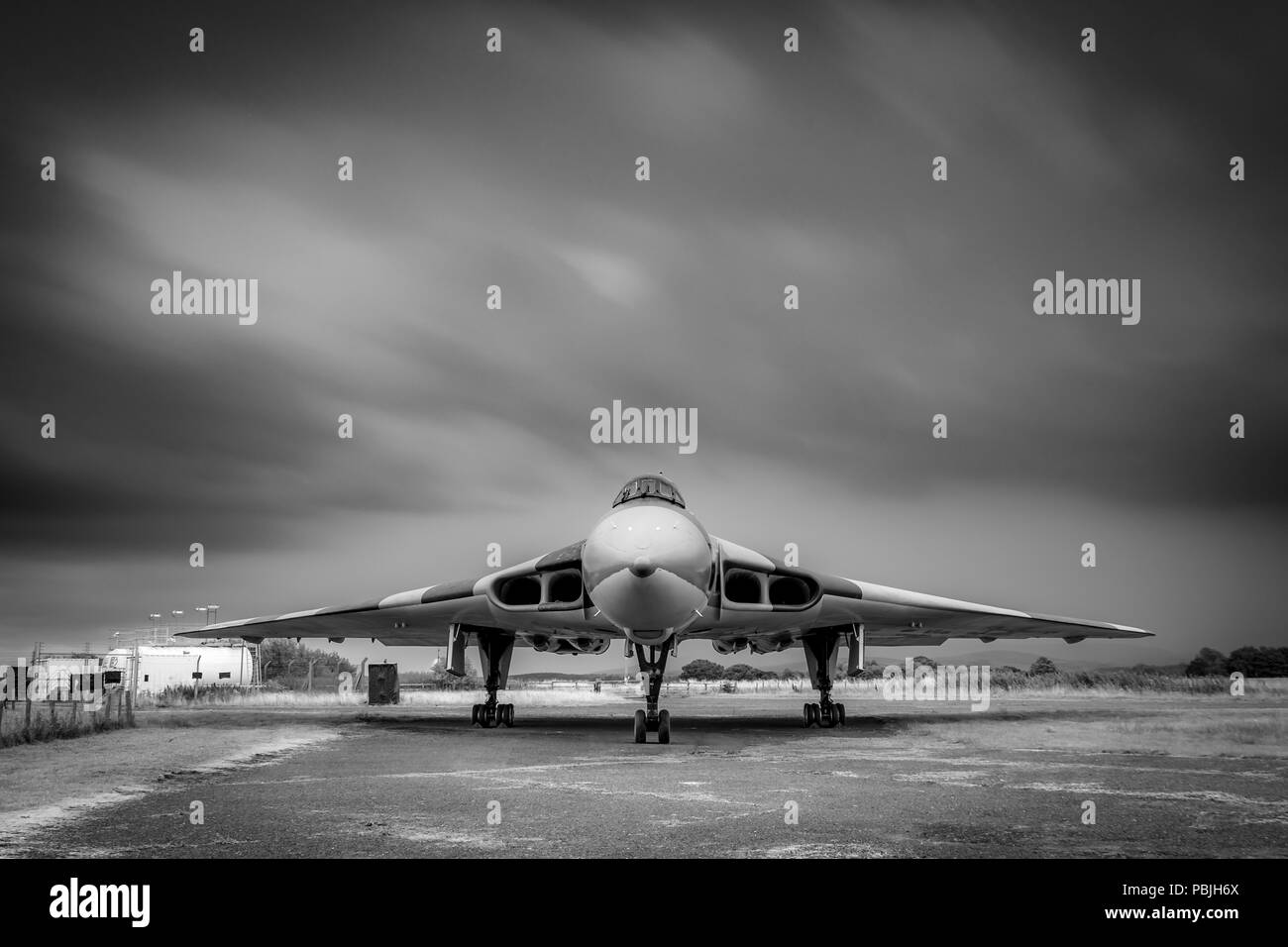 CARLISLE, Royaume-Uni, le 27 juillet 2018 : une longue exposition photographie documentant un orage au-dessus d'un Avro Vulcan a pris sa retraite comme il se trouve qu'un affichage statique en C Banque D'Images