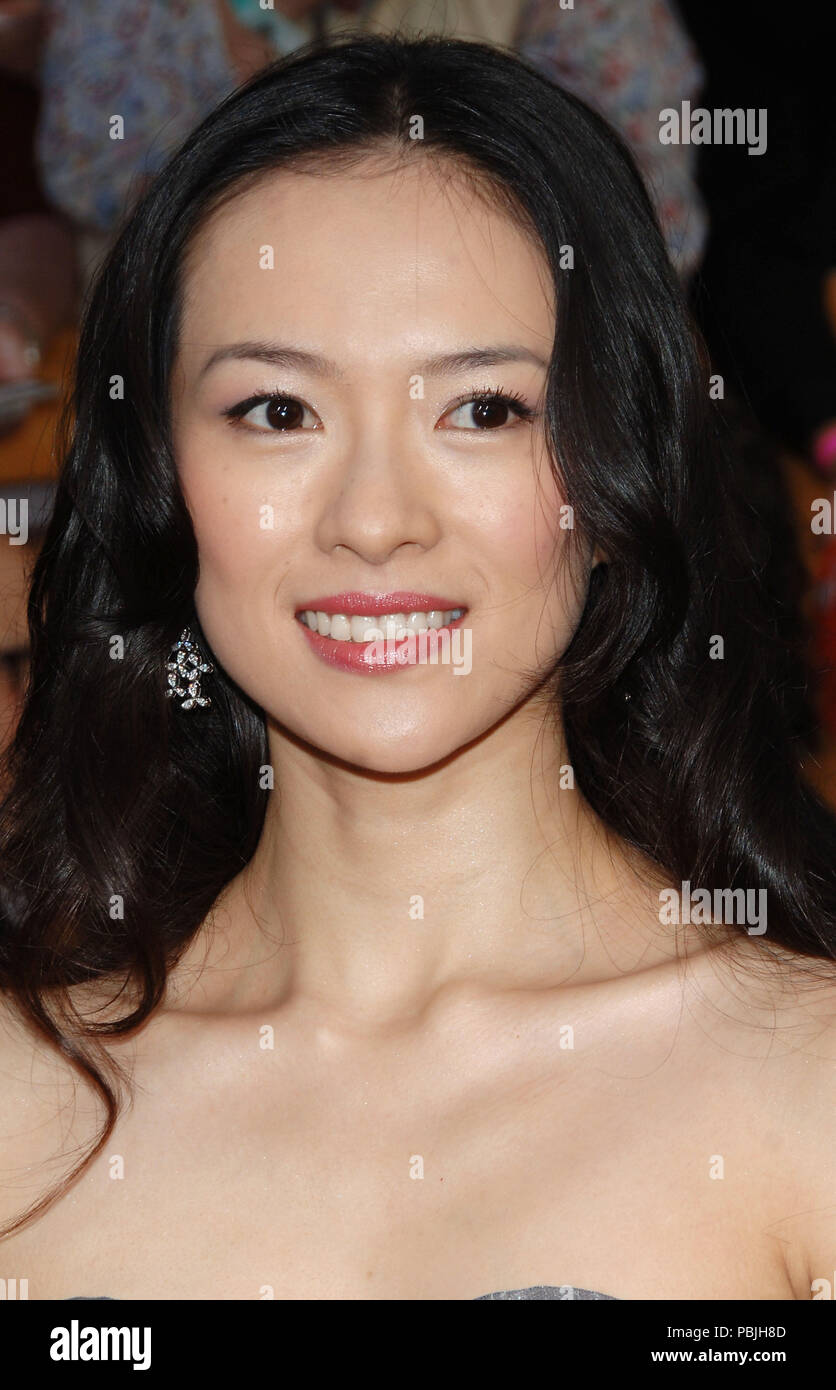 Ziyi Zhang arrivant à la 12e édition annuelle des Screen Actors Guild Awards au Shrine Auditorium à Los Angeles, le dimanche 29 janvier 2006ZiyiZhang156 Red Carpet Event, Vertical, USA, Cinéma, Célébrités, photographie, Bestof, Arts, Culture et divertissement, Célébrités Topix fashion / Vertical, Best of, événement dans la vie d'Hollywood, Californie - Tapis rouge et en backstage, USA, Cinéma, Célébrités, cinéma, télévision, Célébrités célébrités musique, photographie, Arts et culture, Bestof, divertissement, Topix headshot, vertical, une personne, à partir de l'an 2006, enquête tsuni@Gamma-USA.c Banque D'Images