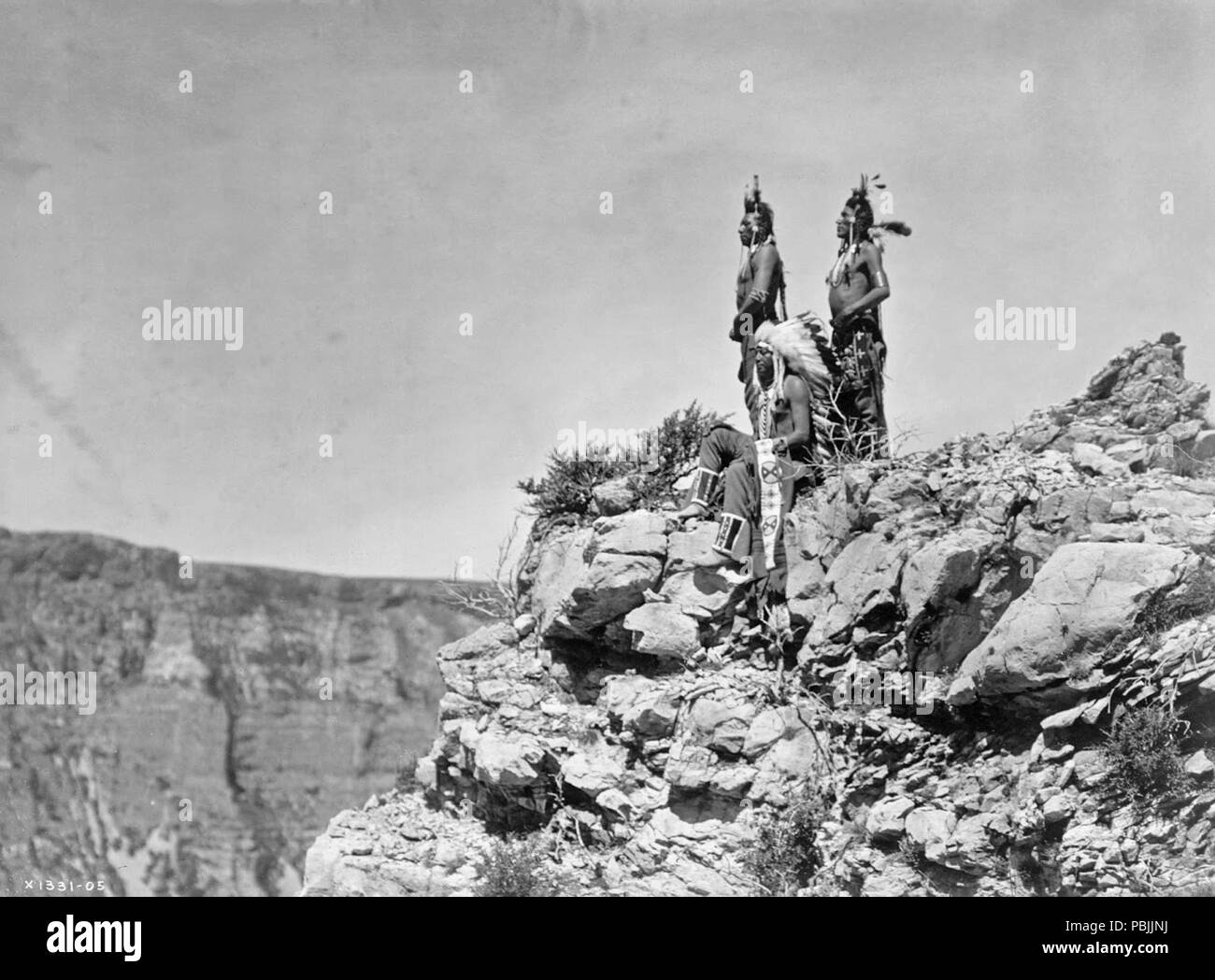 1836 Regarder le Signal - trois Indiens Crow - Edward S. Curtis Banque D'Images 1836 Regarder le Signal - trois Indiens Crow - Edward S. Curtis Banque D'Images