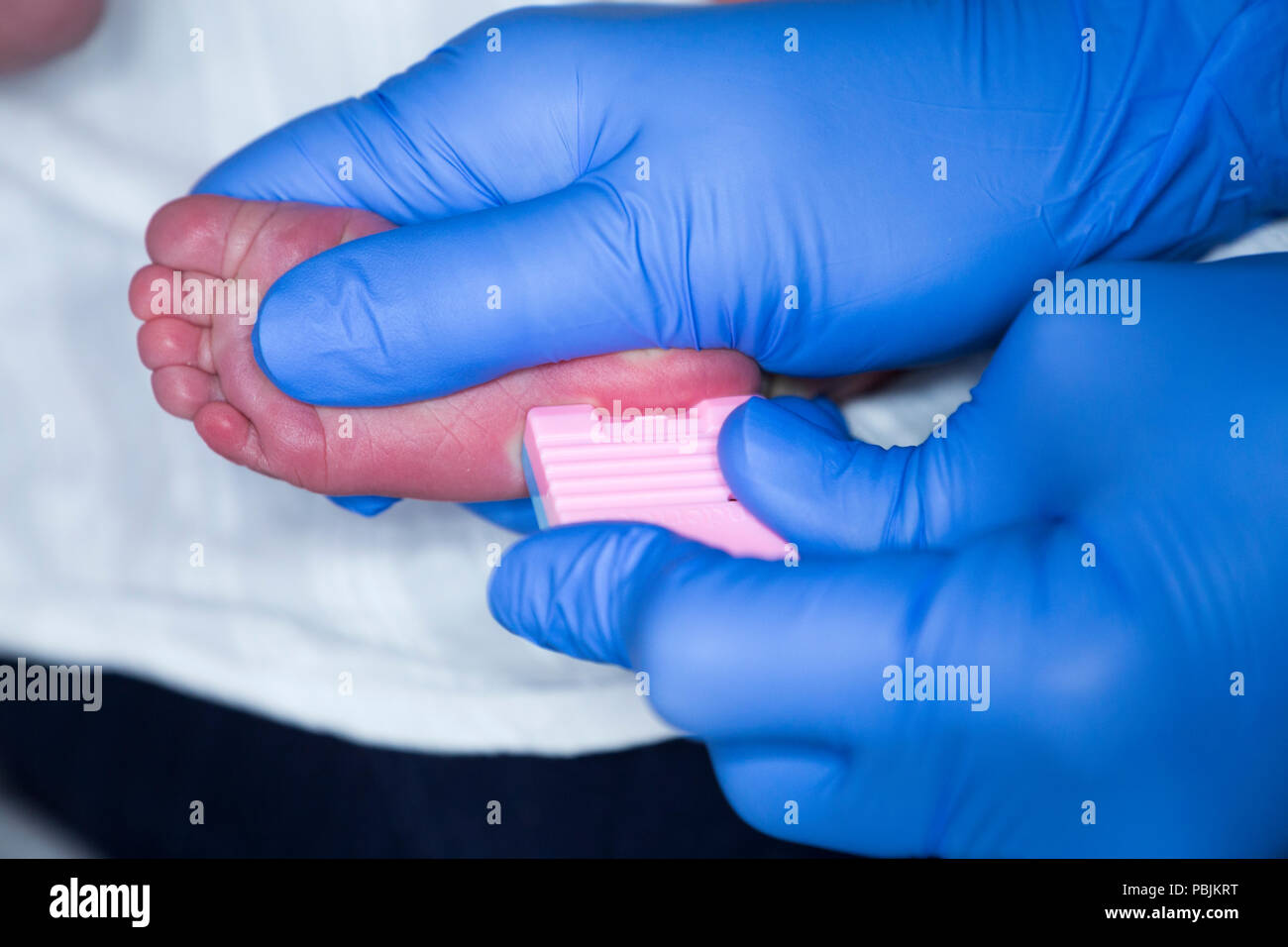 L Incision Du Talon Tenderfoot Utilises Pour Percer La Peau D Un Bebe Nouveau Ne De Tirer Une Goutte De Sang Et Effectuer La Piqure Du Talon Test Guthrie 100 Photo Stock Alamy