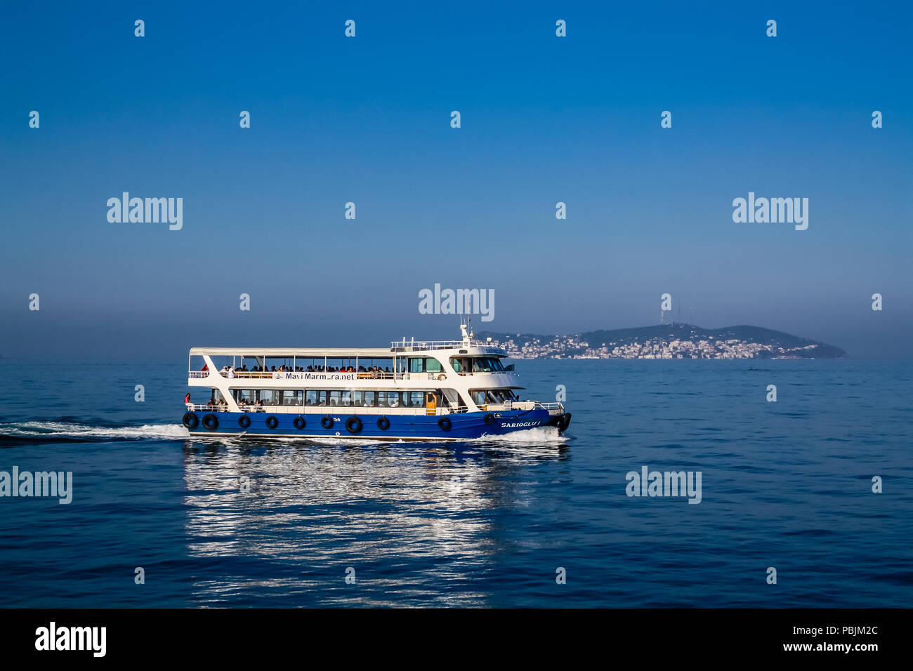 Ferry transportant des passagers à travers la mer de Marmara de l'Îles des Princes. Banque D'Images