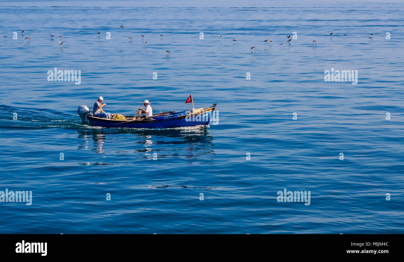 Les pêcheurs turcs en bateau sur la mer de Maramara. Banque D'Images