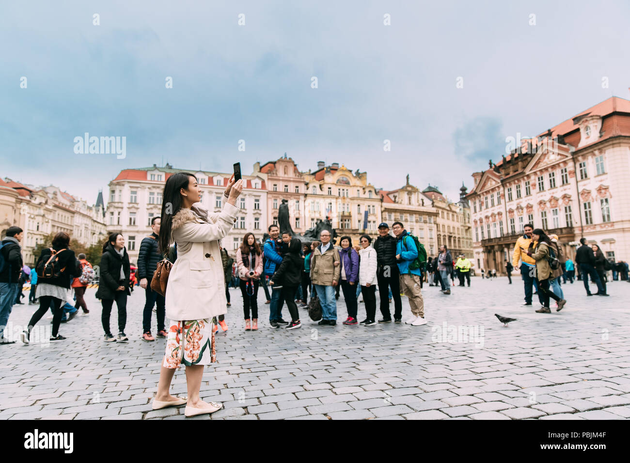Prague, République tchèque - 24 septembre 2017 : Jeune femme chinoise'Taking Photo de monuments célèbres dans la place de la Vieille Ville Banque D'Images