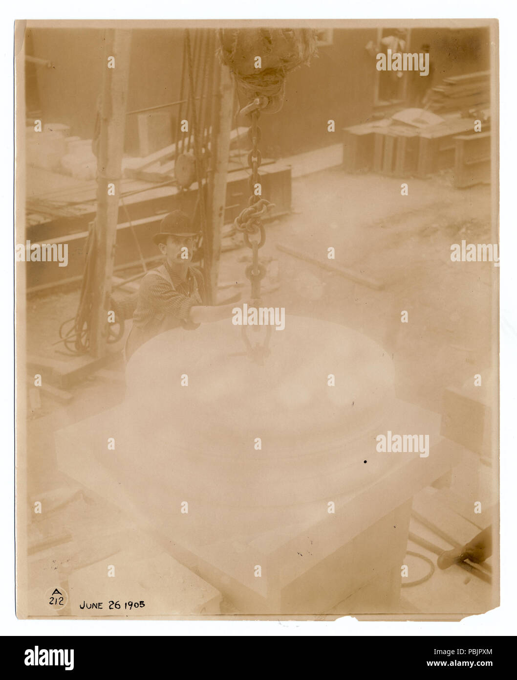 1869 Fixation d'un travailleur en base de colonne d'une chaîne de levage b11524053-490439 (NYPL) Banque D'Images