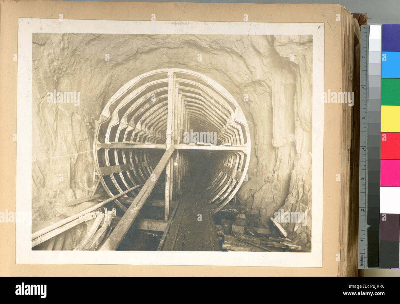 1876 Tunnel de pression de Yonkers. Cintres pour des formes concrètes, composé de 5 pouces J-chevrons espacés de 3 pieds de distance. Plaques en retard placé comme le béton est construit à partir de l'inverser. Durée du contrat 54. Le 1 mai 1912 (NYPL b13814376-435480) Banque D'Images