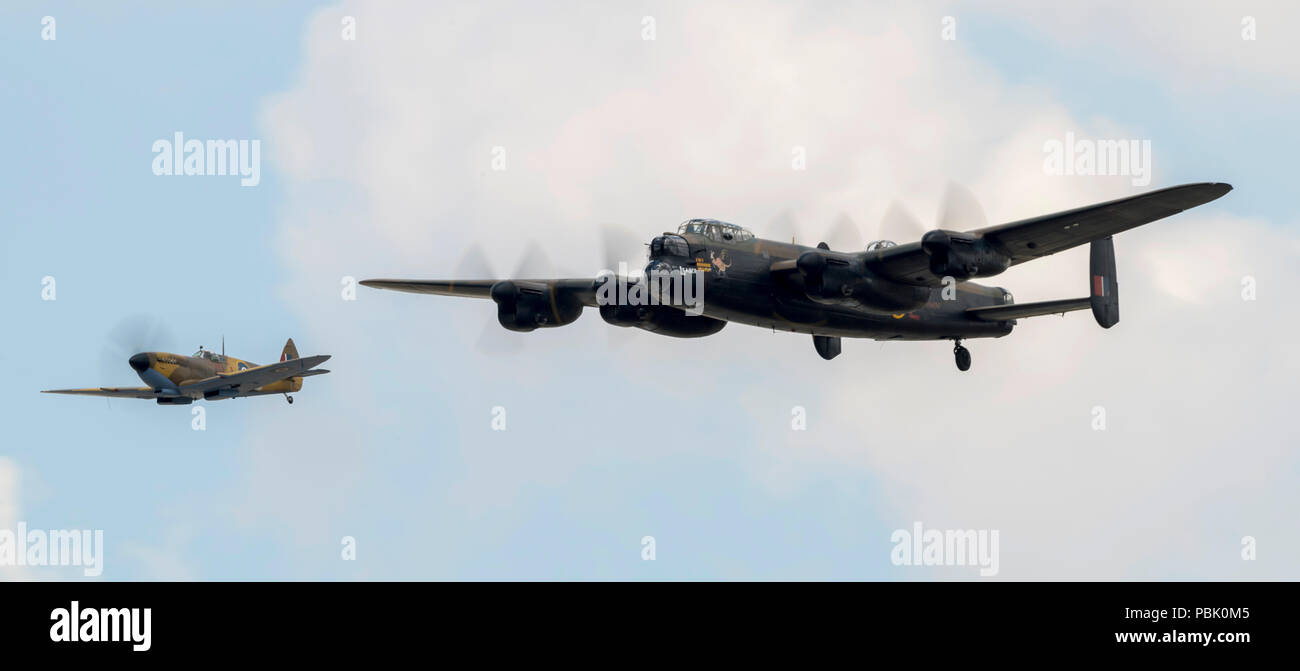 Bombardier Avro Lancaster, PA474 et Spitfire, MK356 Banque D'Images