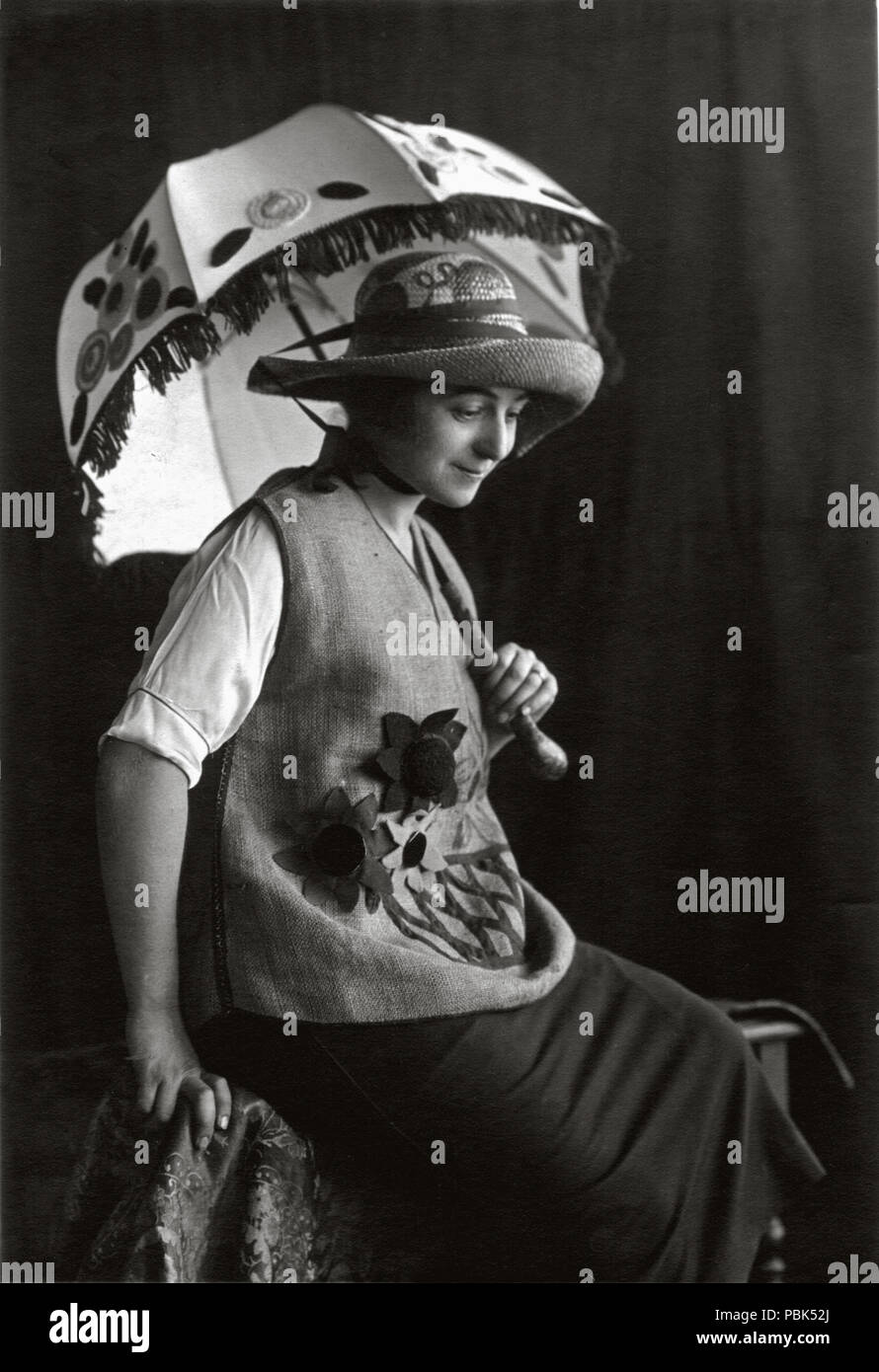 1551 Sonia Delaunay portant Casa Sonia creations, Madrid, c.1920 Banque D'Images