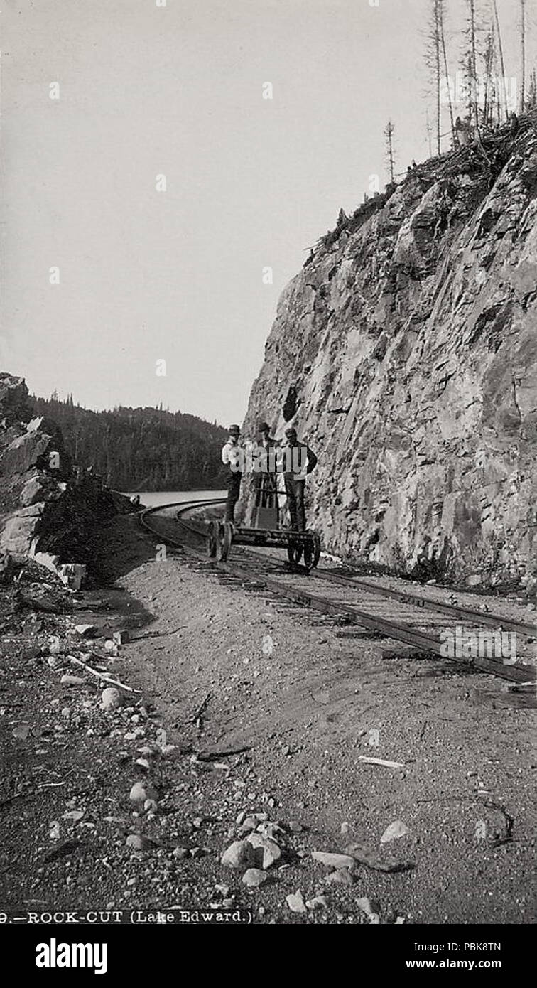 . Anglais : le Québec et le lac Saint-Jean : Chemins de fer et de Roche Handcar, Lac Édouard English : Ligne de chemin de fer de Québec au lac Saint-Jean : les talus rocheux et chariot ferroviaire, sur le lac Édouard . Entre 1887 et 1890 1266 de Roche et Railroad Handcar, lac Edouard Banque D'Images