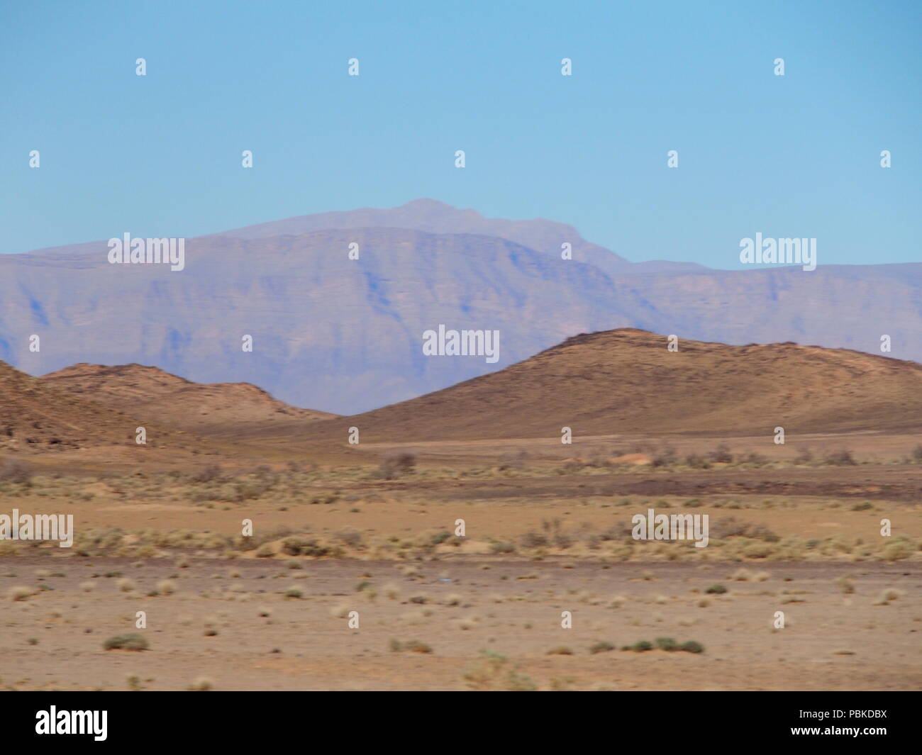 Désert de sable au Haut Atlas au Maroc paysages gamme vu de l'emplacement de l'Afrique près de Erfoud village en partie centrale de pays, bleu clair Banque D'Images