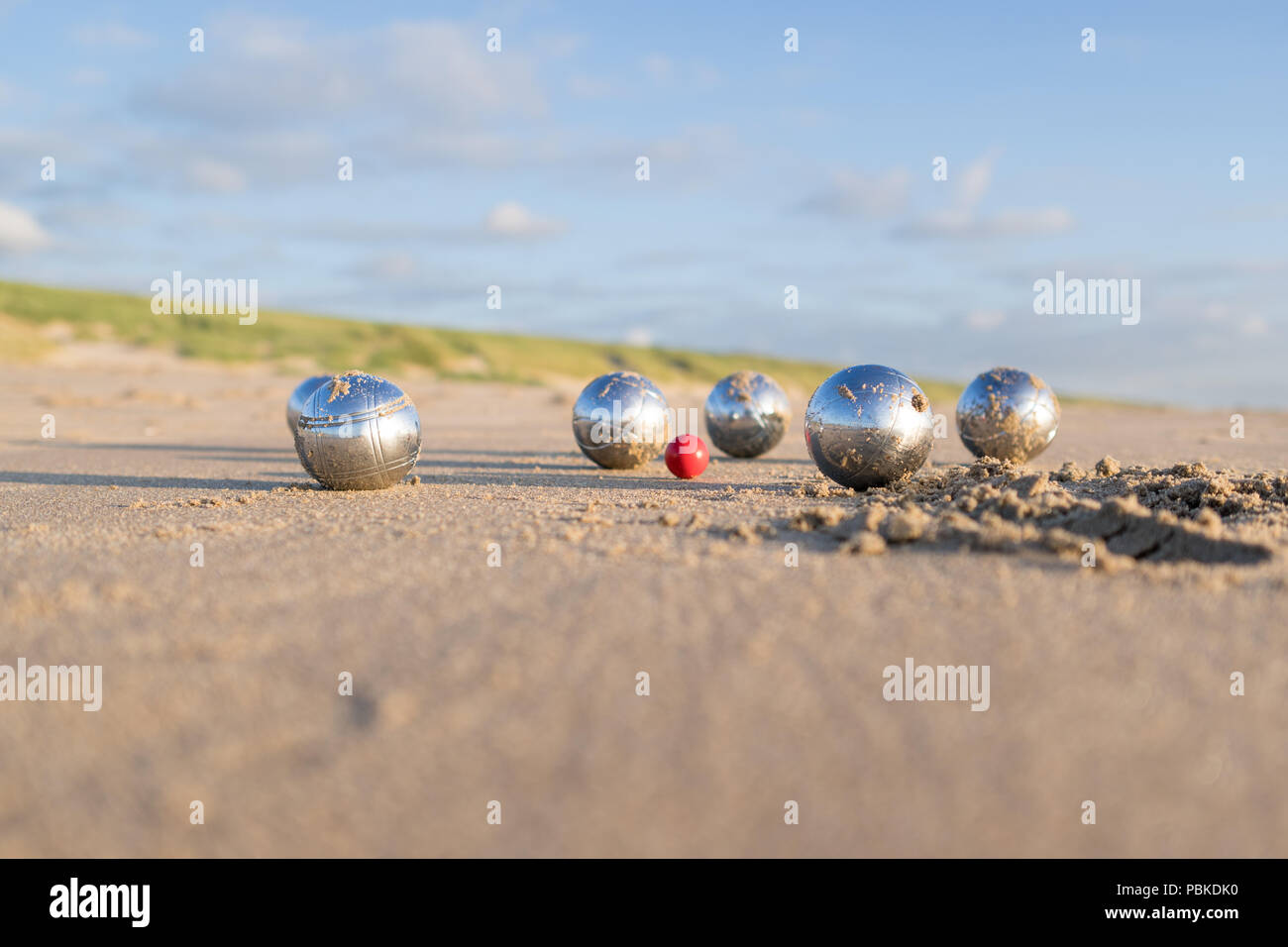 Boules de pétanque sur la plage de sable Banque D'Images