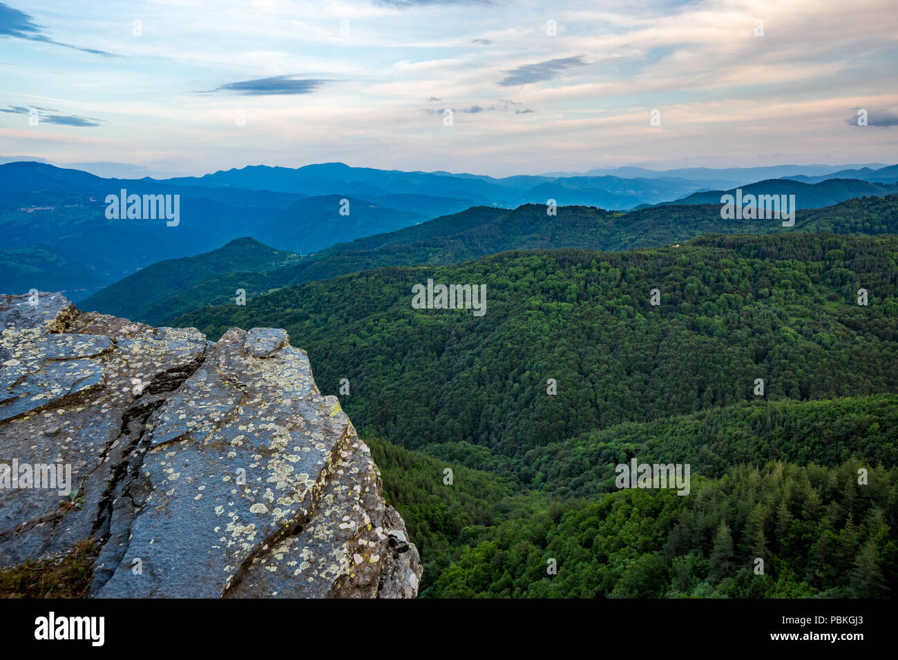 Paysage calme paysage très vert printemps, HDR de haute altitude avec vue pittoresque des roches dans les Rhodopes près du village de Ravnogor dans Pazard Banque D'Images
