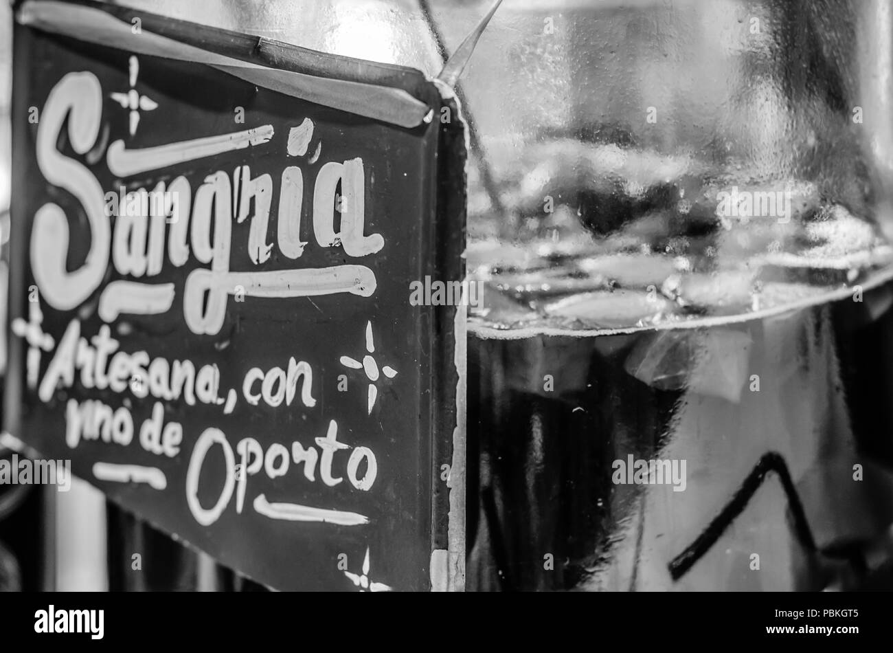 MADRID, Espagne - 27 AOÛT 2017 : sangria artisanale servie sur un marché à l'intérieur du quartier historique « Mercado de San Miguel » Banque D'Images