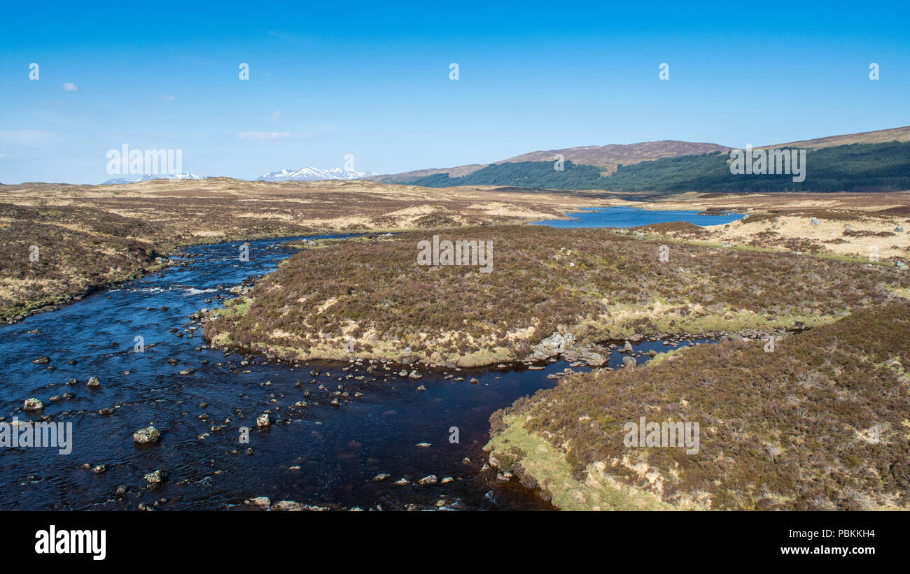 Les rivières et les zones humides s'écoule sur la grande moraine glaciaire à distance tourbières de Rannoch Moor dans l'ouest des Highlands d'Écosse. Banque D'Images