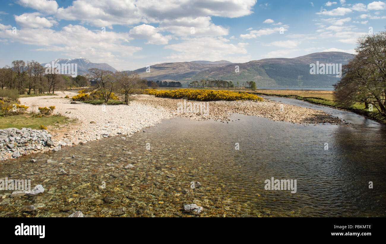 La rivière coule dans Scaddle Inverscaddle les marais salés à Bay à l'ouest des Highlands d'Écosse, avec les montagnes du Ben Nevis en hausse dans le backg Banque D'Images