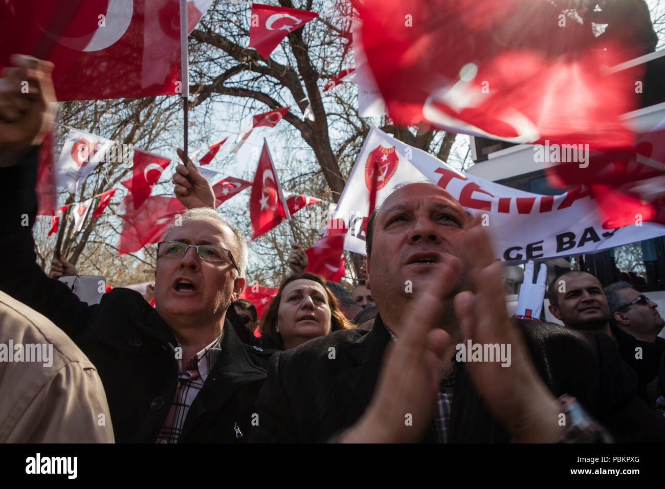 ANKARA, TURQUIE -MAR 15, 2014 : Des dizaines de milliers de sous-officier turc à la retraite, réunion, tenue pour un homme Banque D'Images