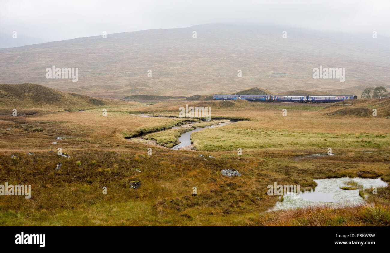 Corrour, Écosse, Royaume-Uni - 26 septembre 2017 : une paire de Scotrail Class 156 'Imprimante' les trains de passer le sommet de la Corrour West Highland Line Banque D'Images