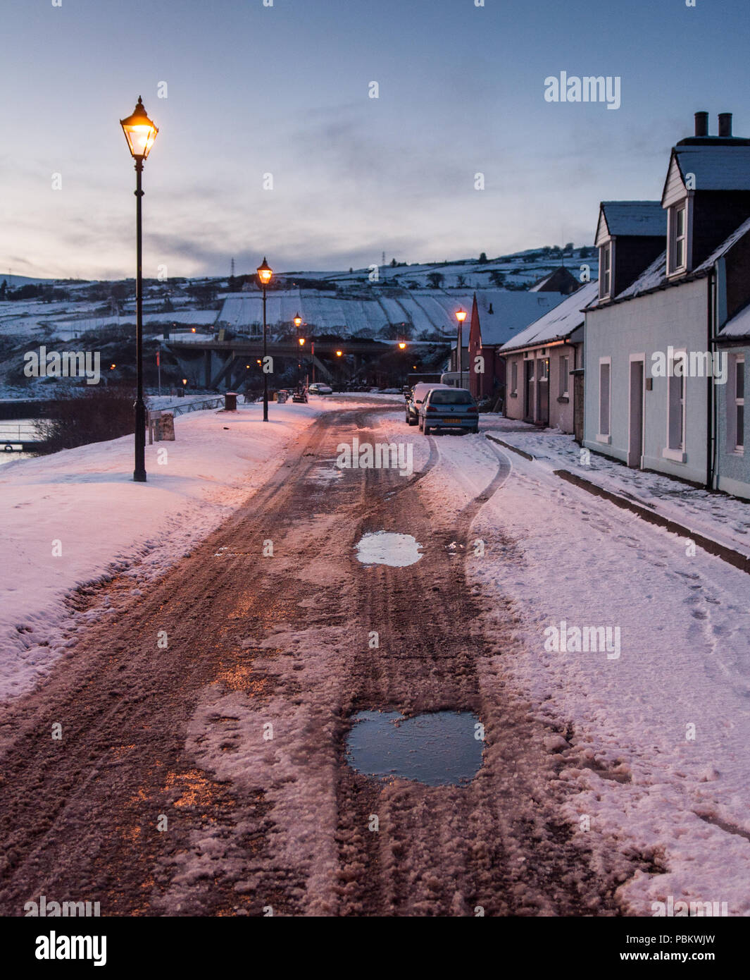 Helmsdale, Écosse, Royaume-Uni - 27 novembre 2010 : ligne de cottages traditionnels le front de Harbour Street dans le village de pêcheurs de Helmsdale sur th Banque D'Images