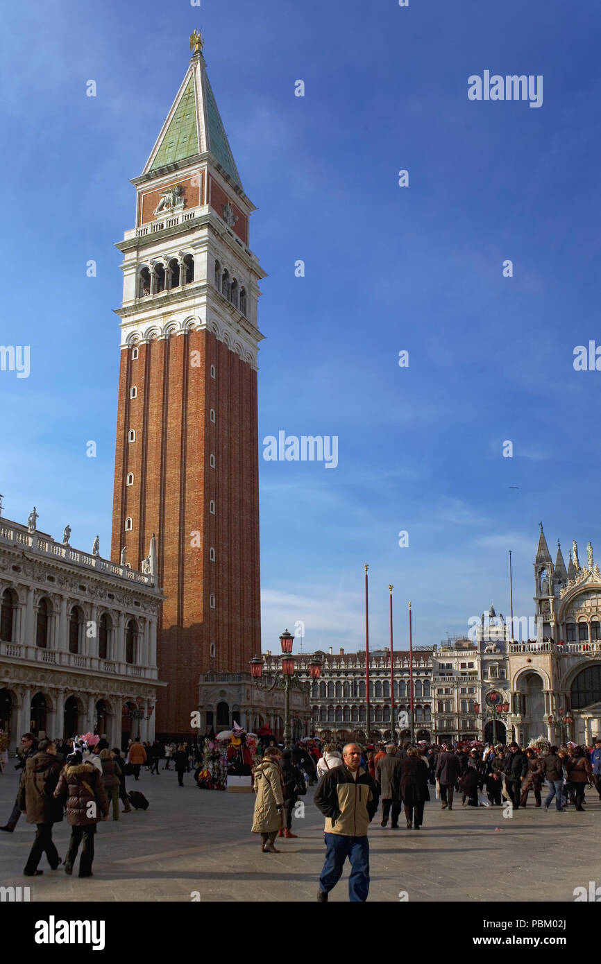 Campanile di San Marco vu de l'ensemble de la Piazzetta San Marco, avec la basilique à droite et le pedicure Nazionale Marciana à gauche Banque D'Images