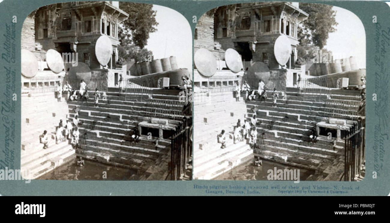 760 pèlerins hindous se baignent dans le Gange au puits sacré de Bénarès (1908) Banque D'Images