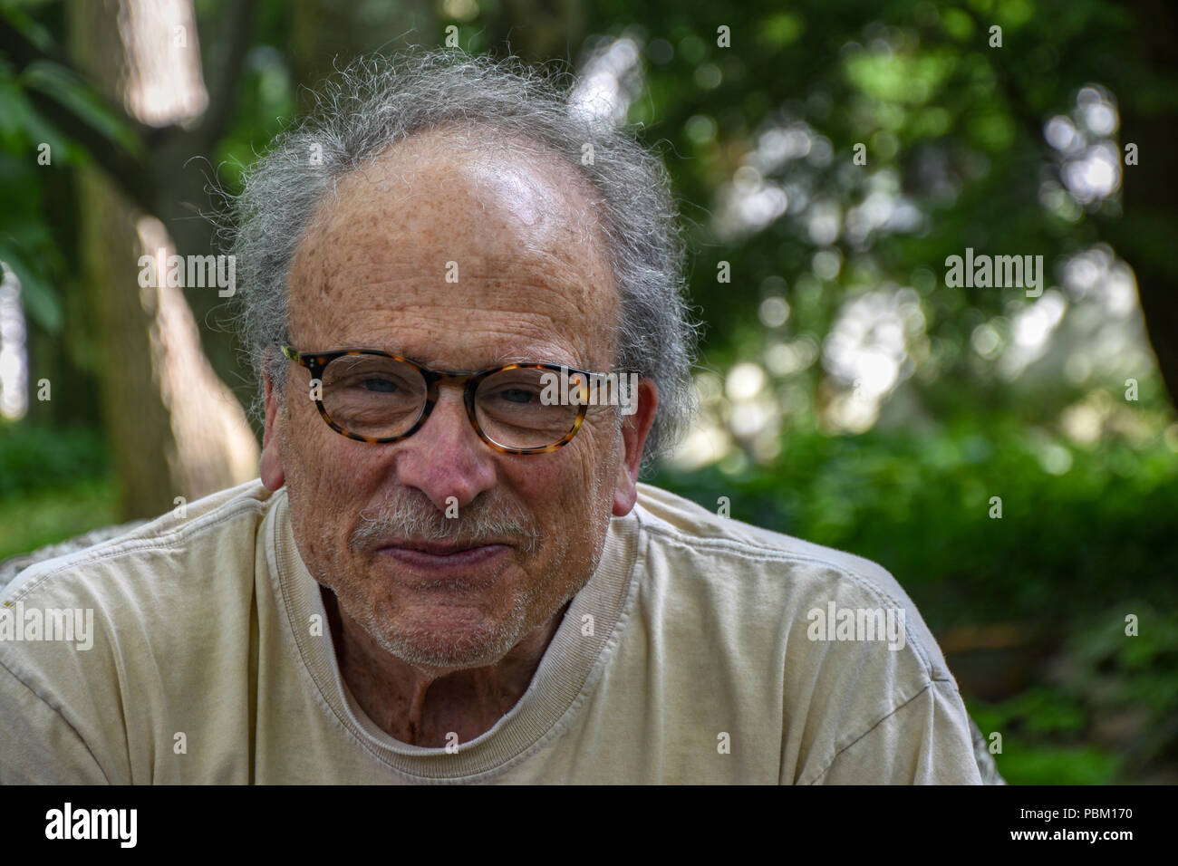 Homme plus âgé assis à l'extérieur Banque D'Images