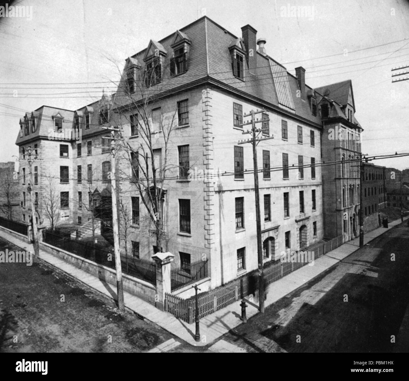 . Anglais : Photographie, Hôpital général de Montréal, rue Dorchester, QC, 1890, Wm. Notman & Son. Les sels d'argent sur papier monté sur papier - papier albuminé 15 x 17 cm English : Photographie, Hôpital général de Montréal, rue Dorchester, QC, vers 1890 Wm. Notman & Son. Sels d'argent sur papier monté sur papier - papier albuminé 15 x 17 cm - . vers 1890 767 Hopital 1890 rue Saint-Denis Montréal Général Banque D'Images