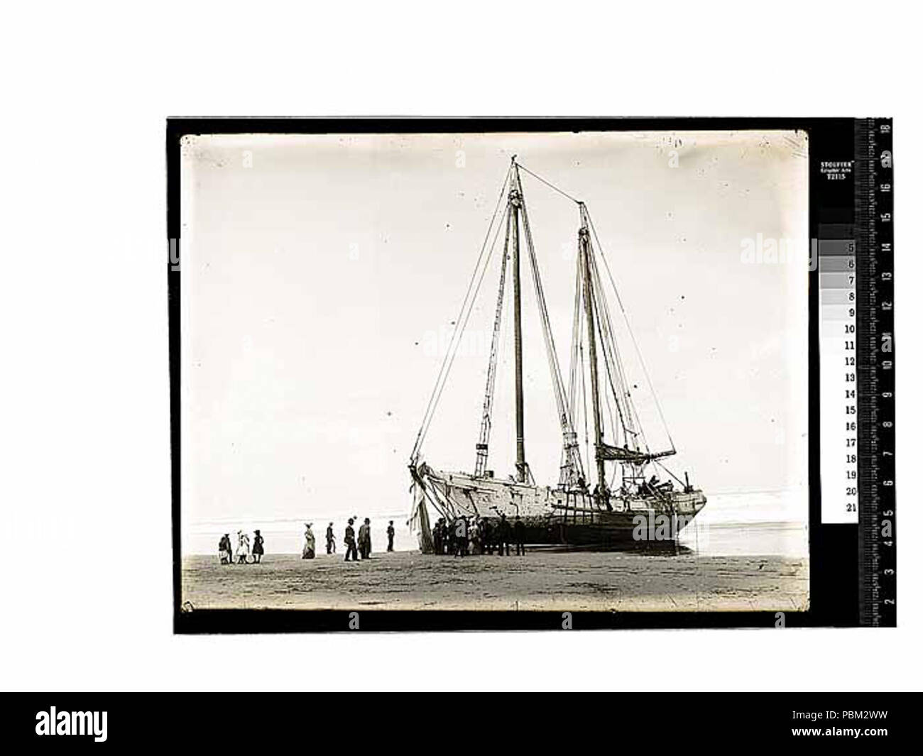 . English : 'petite foule rassemblée autour d'un navire échoué' présumé de Humboldt Bay en raison de l'emplacement du photographe Ericson. Télécharger (orig lire '1 =358HSE00, 10/19/00, 2:58 PM, 8C, 6000x8000 (0 +0), 100  %  %  %  %  %  %  %  % HSE +5, Courbe, 1/60, R606, G456, B649,' . Avant 1923 775 Humboldt County Shipwreck Banque D'Images