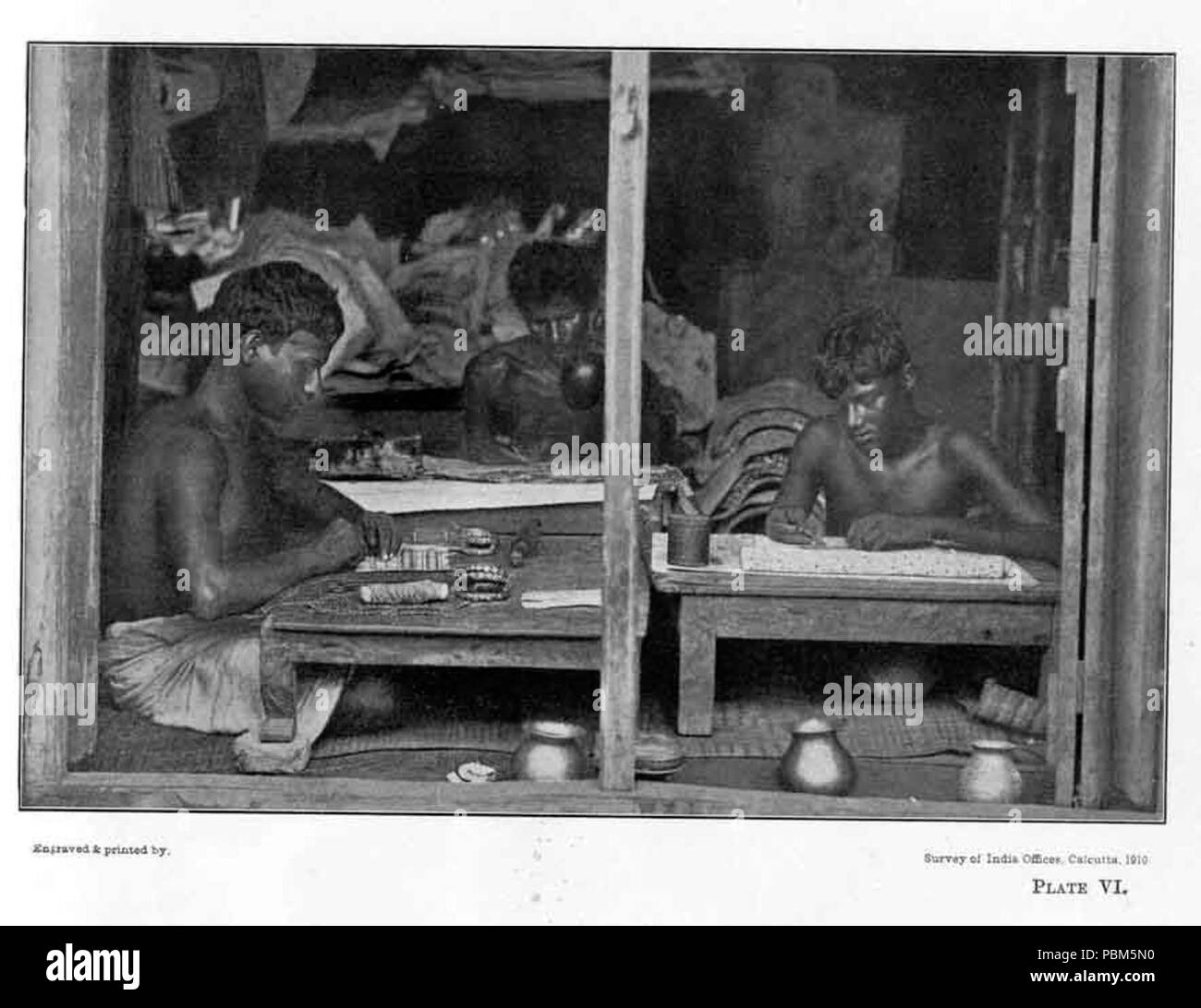 795 Droit du travail - préparation décorateurs anklets, brassards, foulard par Babu Mallinath Ray Banque D'Images