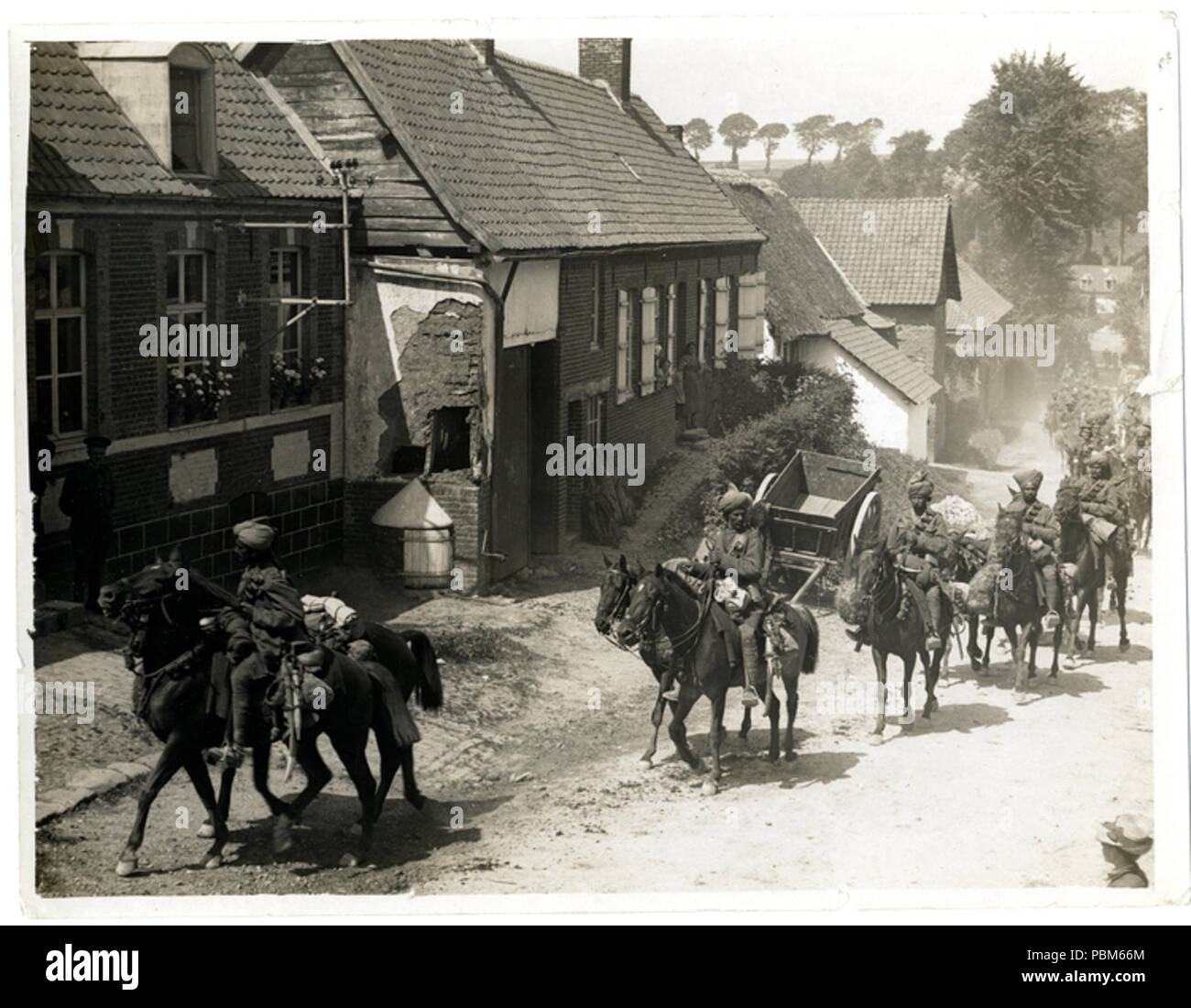 801 cavalerie indien marche dans un village français près de Fenges (Photo 24-212) Banque D'Images