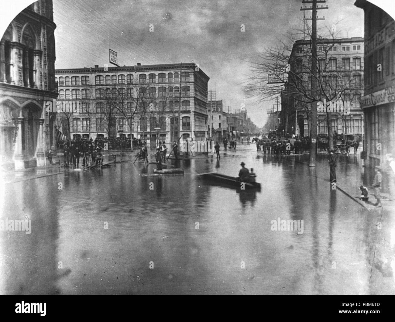 . Anglais : Photographie, inondation au Square Victoria, Montréal, vers 1886, George Charles Arless, sels d'argent sur papier monté sur carton - papier albuminé 18 x 21 cm - English : Photographie, inondation au square Victoria, Montréal, vers 1886, George Charles Arless, sels d'argent sur papier monté sur carton - papier albuminé 18 x 21 cm - . vers 1886 804 Inondation, Square Victoria 1886 Banque D'Images